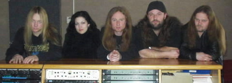 (zleva Tom-drs, Petra-keys, voc, Mrcy-gtr, voc, Milan-gtr, Stanley-bass)